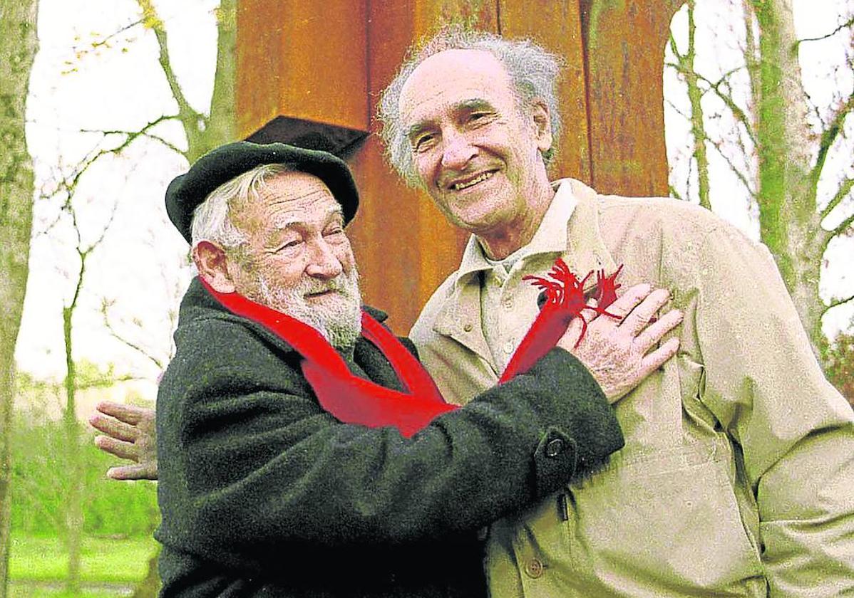 El reencuentro entre los dos artistas tuvo lugar en la finca Zabalaga, ante la escultura de Chillida 'Besarkada' (El abrazo).