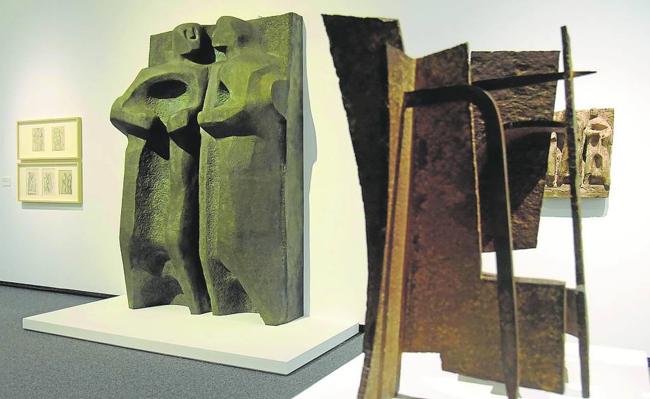 Las obras de Chillida y Oteiza 'dialogan' en una muestra en el Museo de San Telmo.