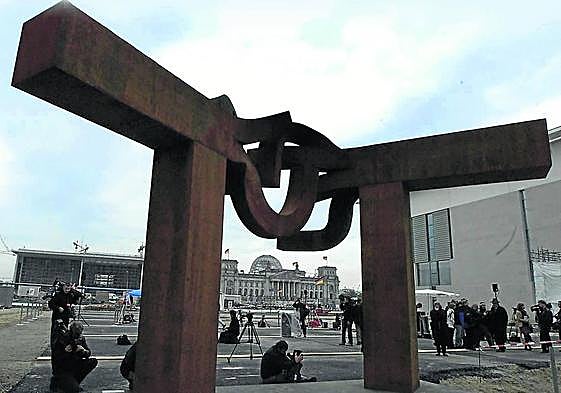 La gran escultura, tras su instalación en octubre de 2000.