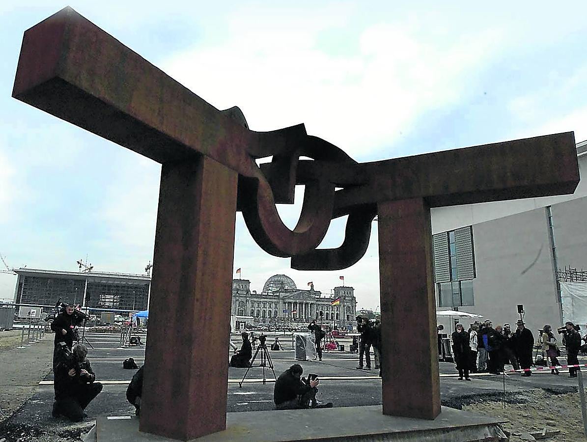 La gran escultura, tras su instalación en octubre de 2000.