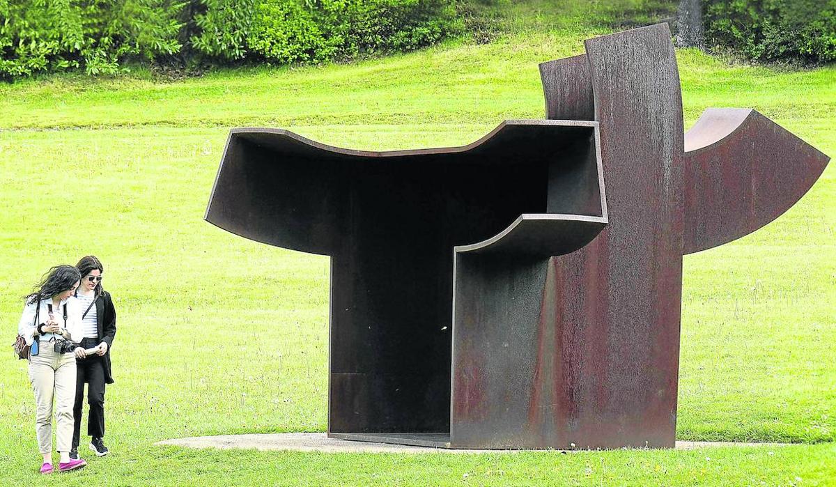 Dos visitantes contemplan la obra 'Consejo al espacio IV' en la campa de Chillida Leku.