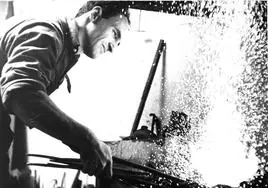 Chillida en la forja del taller de Hernani, una imagen tomada en 1952.
