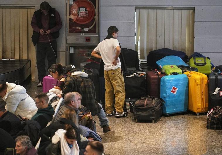 La Paloma se llena de equipajes por los paros del servicio de tierra de Iberia