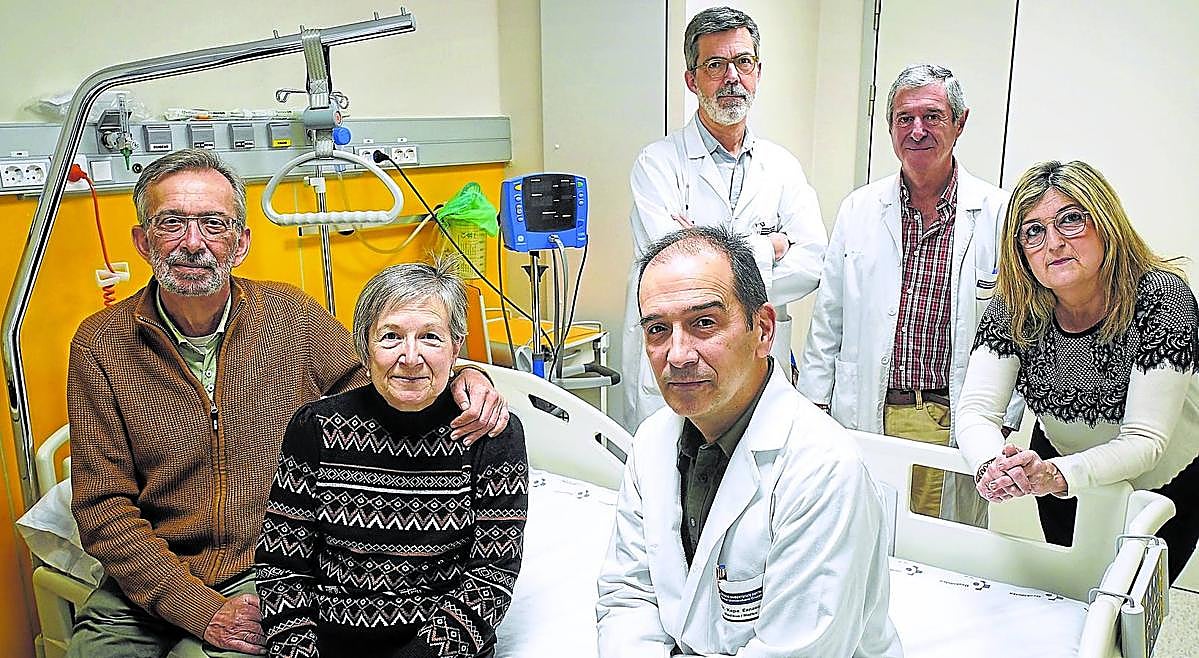 Fernando, Irene y Ana con sus médicos en el hospital de Cruces.