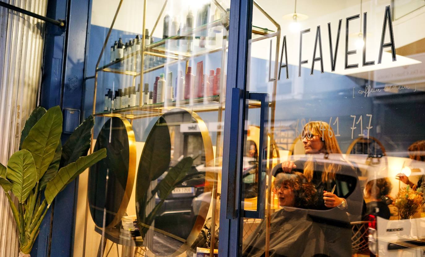 La peluquería «sin modas» en Bilbao de Silvia, que vive en una cabaña de madera de 20 metros