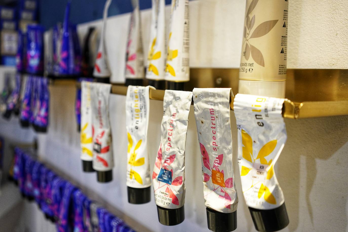 La peluquería «sin modas» en Bilbao de Silvia, que vive en una cabaña de madera de 20 metros