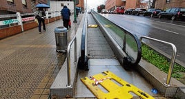 Vecinos suben andando la cuesta de Bidezabal porque la rampa está averiada.