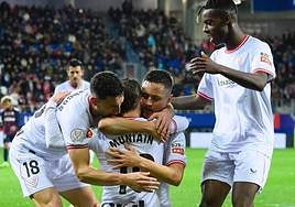 Óscar De Marcos, Iker Muniain y Ander Herrera se abrazan en la celebración de uno de los goles.