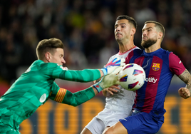 Iñigo Martínez tapa a Guruzeta en el partido contra el Athletic en Barcelona