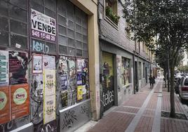 Locales con la persiana bajada en una calle de Vitoria.