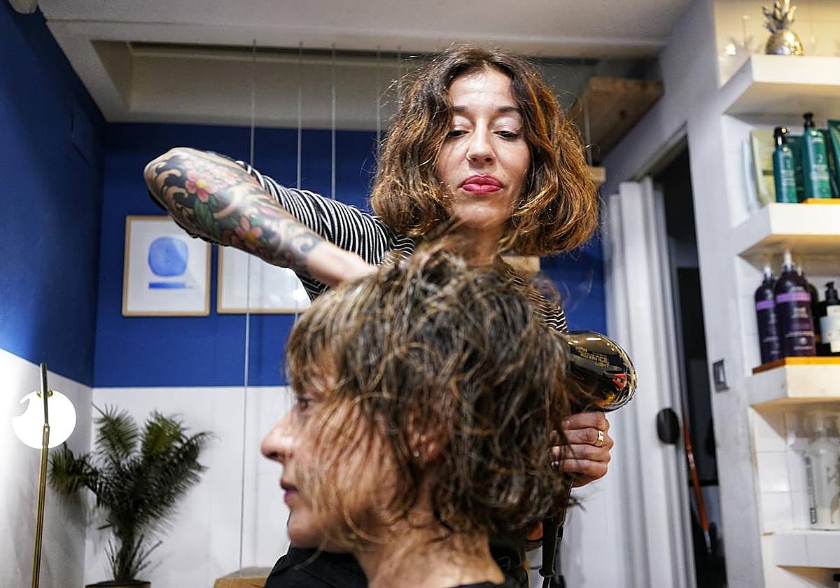 La peluquería «sin modas» en Bilbao de Silvia, que vive en una cabaña de madera de 20 metros.