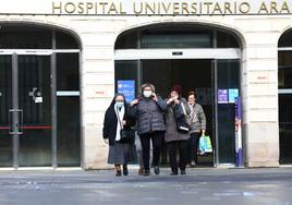 Varias personas con mascarilla salen del Hospital Universitario Araba.