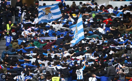 La afición de la Real celebra una diana de su equipo.