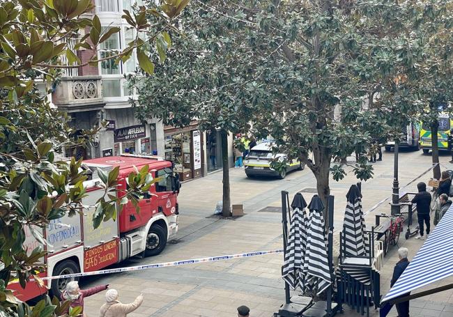 La Policía Local ha acordonado la calle Dato,