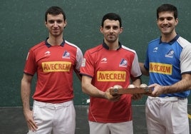 Martija, Altuna III y Zabaleta, con el material escogido para el duelo del domingo.