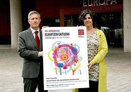 Patxi Juaristi, Eusko Ikaskuntzaren XIX. Kongresuko presidentea, eta Belén Moreno, kartelaren egilea, kongresuko egoitza izango den Gasteizko Europa Jauregiaren aurrean.