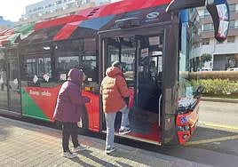 Usuarios accediendo a un autobús de Barakaldo este martes, en servicios mínimos.