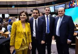 Pradales, Ortuzar e Izaskun Bilbao con el presidente de Renew Europe, el macronista francés Stephane Sejourné.