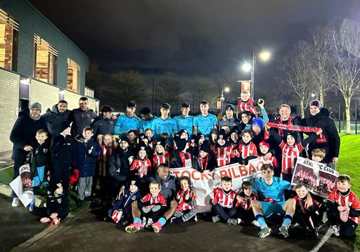 El Athletic celebra la victoria en Liverpool.