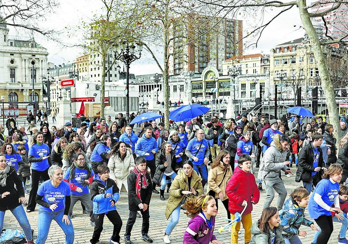 Padres y alumnos se movilizaron hace un año contra la negativa de Educación a concertar el centro.