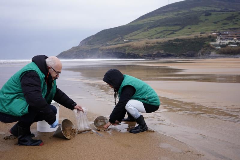 Técnicos recogen algunas muestras de pellets en la playa de La Arena.