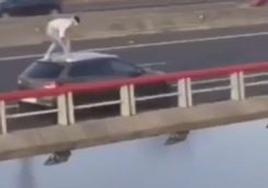 Un joven se lanza a la ría desde el techo de un coche que circulaba por el viaducto de Colindres