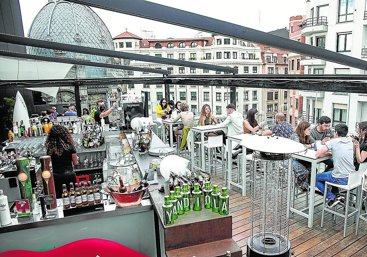 La terraza de Azkuna Zentroa es una de las más visitadas de Bilbao.
