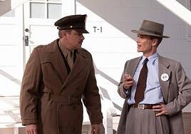 Matt Damon y Cillian Murphy en un fotograma de 'Oppenheimer'.