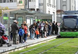 Viajeros en una parada del tranvía en el centro de Vitoria.