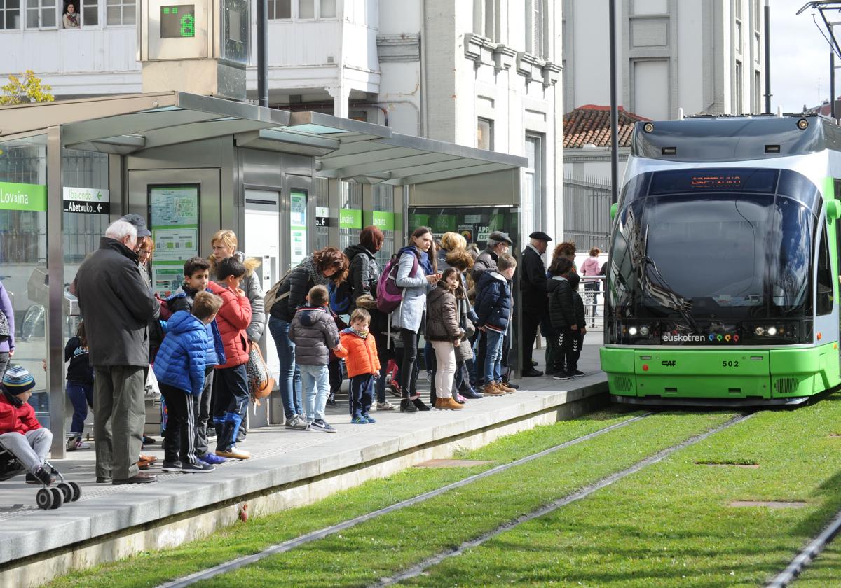 Viajeros en una parada del tranvía en el centro de Vitoria.