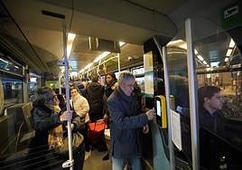 Viajeros en un autobús urbano de Tuvisa.
