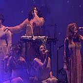 Una escena del espectáculo, que utiliza diferentes colores en cada cuadro.