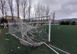 Estado «lamentable» en el que se encuentra en la actualidad el campo de fútbol 'Talape' de Bermeo.