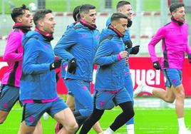 La plantilla rojiblanca prepara el derbi en Lezama.