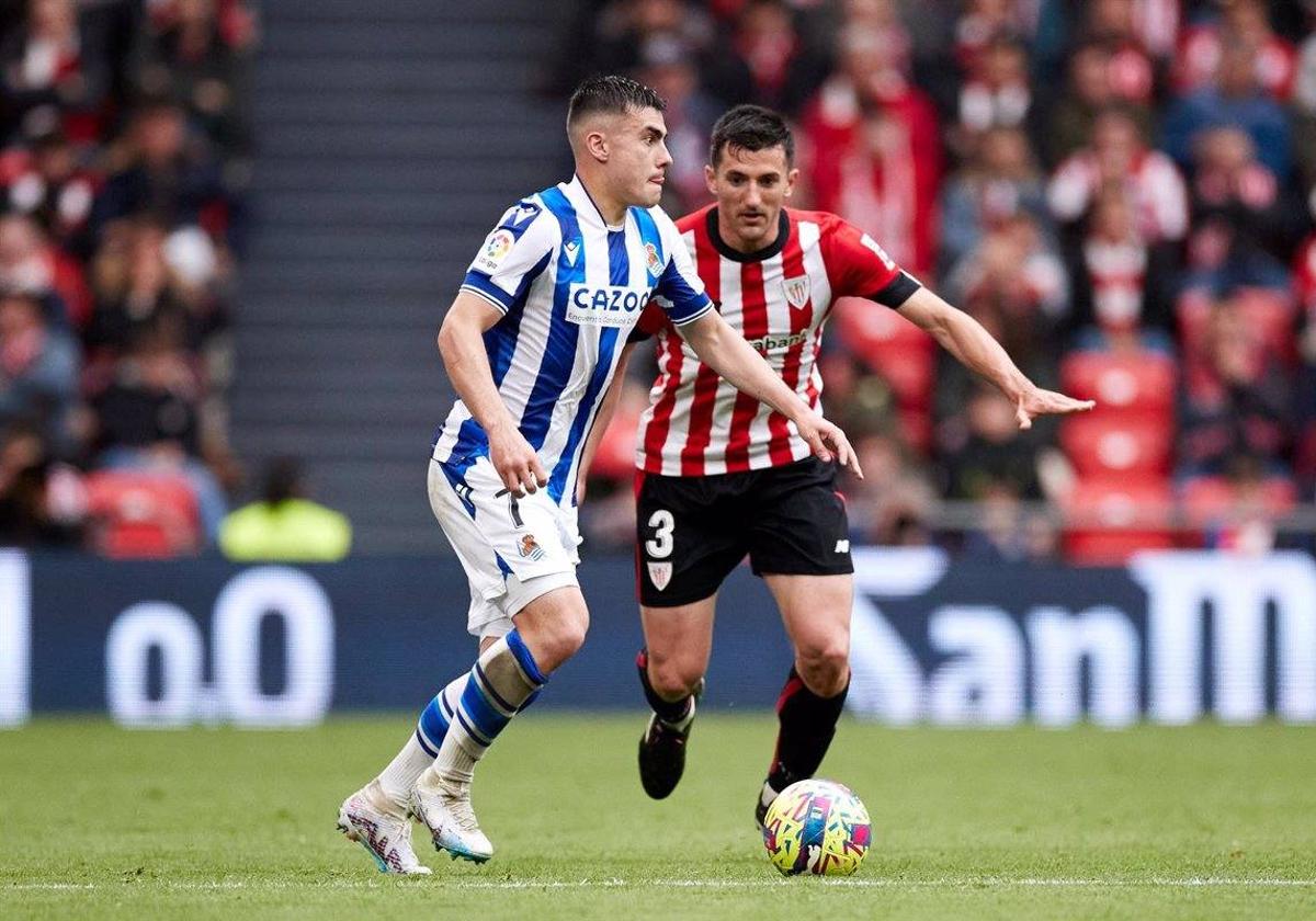 Barrenetxea y Vivian, durante un derbi en San Mamés.