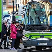 Un pasajero se sube a un Bizkaibus en la Plaza Moyua