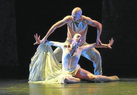Los bailarines de Metamorphosis Dance ejecutan la coreografía 'Horizonte'.