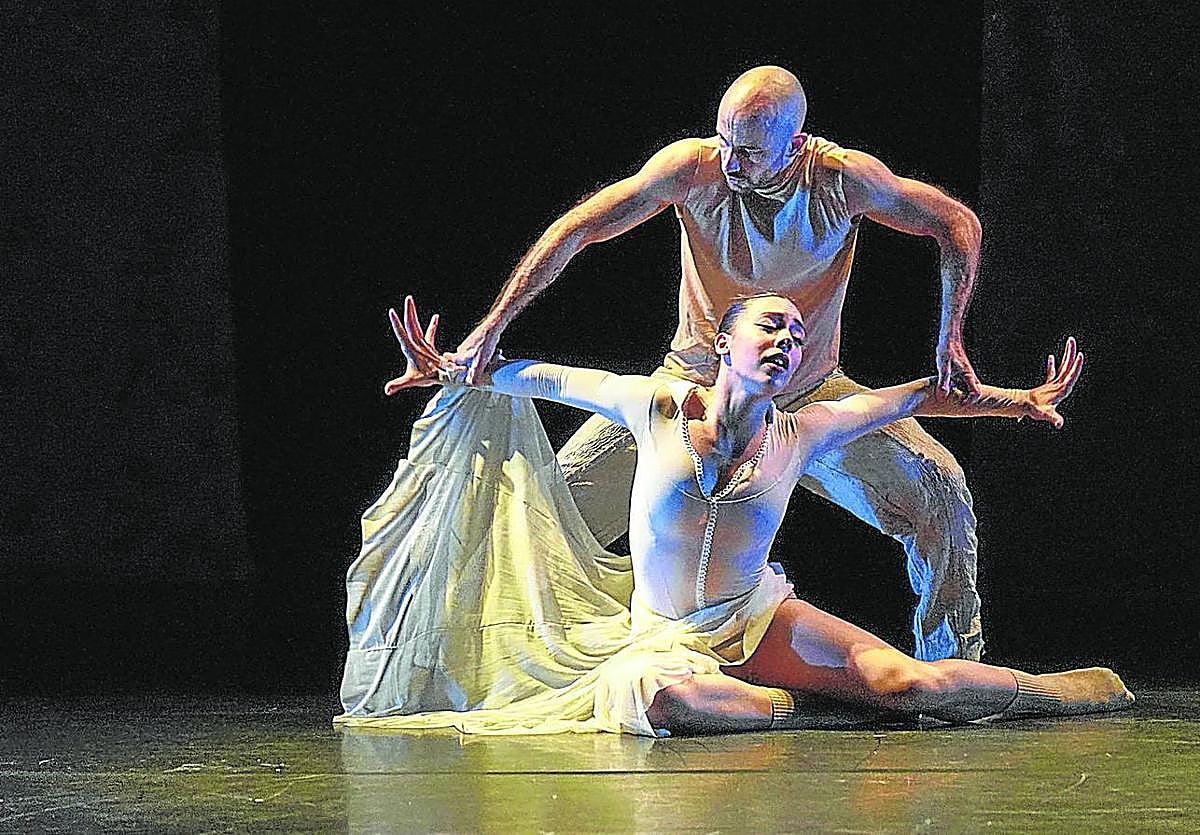 Los bailarines de Metamorphosis Dance ejecutan la coreografía 'Horizonte'.