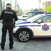 Dos patrulleros de la Ertzaintza, junto a dos vehículos de la flota policial actual.