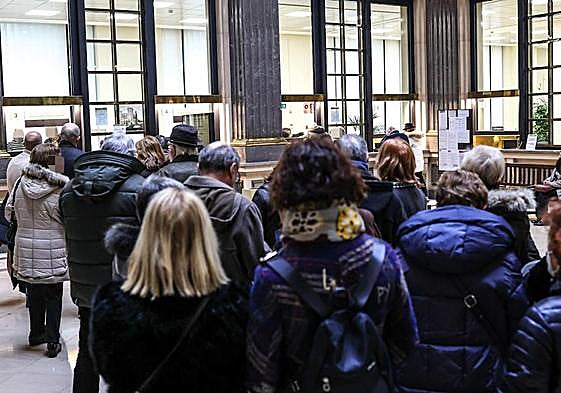 Colas de personas en el interior de la oficina de Bilbao del Banco de España el pasado año.