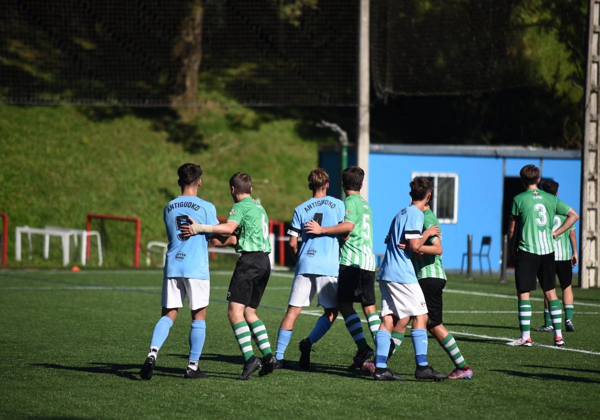 Un partido del Antiguoko, de azul, en su campo de Berio.