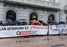 Más de un centenar de personas han protestado este jueves ante el Ayuntamiento de Santurtzi denunciando la precariedad laboral.