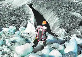 Txikon atraviesa un delicado tramo del glaciar.