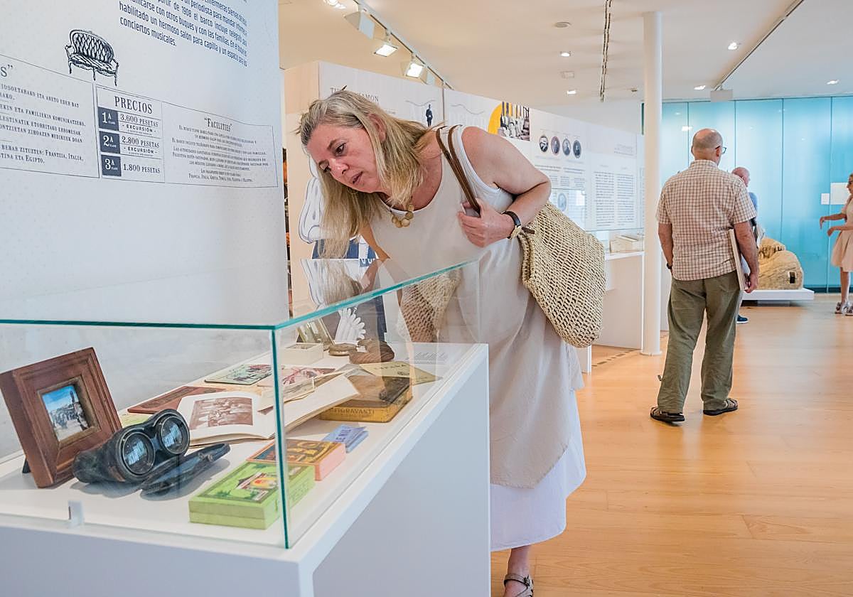 Una visitante observa con detenimiento algunas de las piezas del museo Bibat