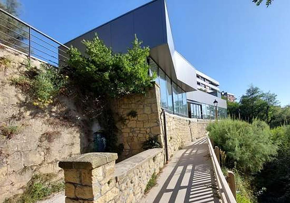 La cafetería Usategi está situada en un entorno privilegiado desde donde se observa el Abra y a pocos metros del Puerto Viejo.