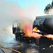 Un transportista falleció el martes al perder el control de su camión cisterna, que se incendió.