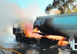 Un transportista falleció el martes al perder el control de su camión cisterna, que se incendió.