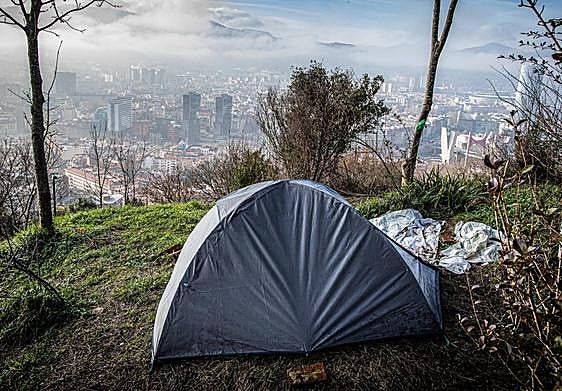 Algunos de los campamentos se esconden entre árboles en Artxanda.