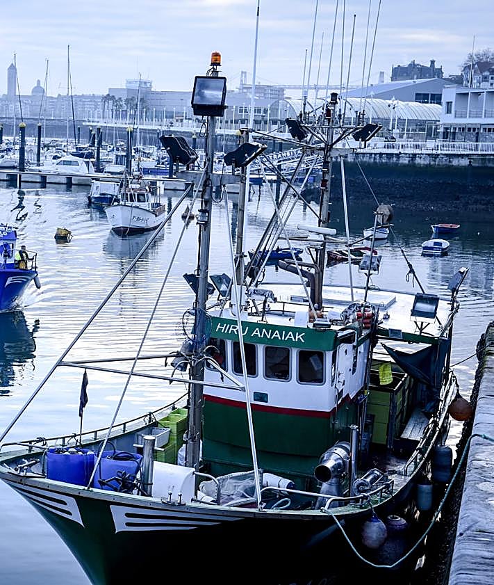 Imagen secundaria 2 - El Gobierno vasco lanza dos barcos en busca de pellets, aunque los hallados hasta ahora no son de Galicia