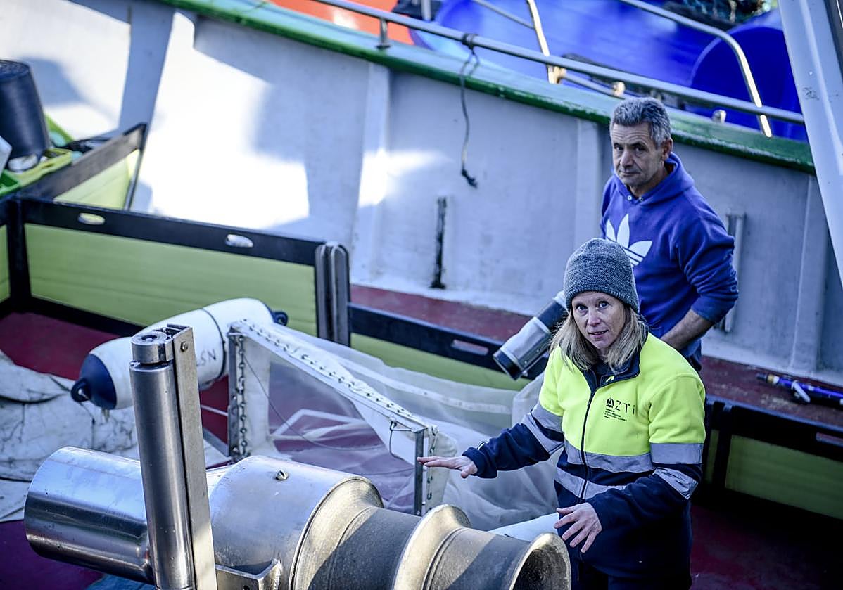 Imagen principal - El Gobierno vasco lanza dos barcos en busca de pellets, aunque los hallados hasta ahora no son de Galicia